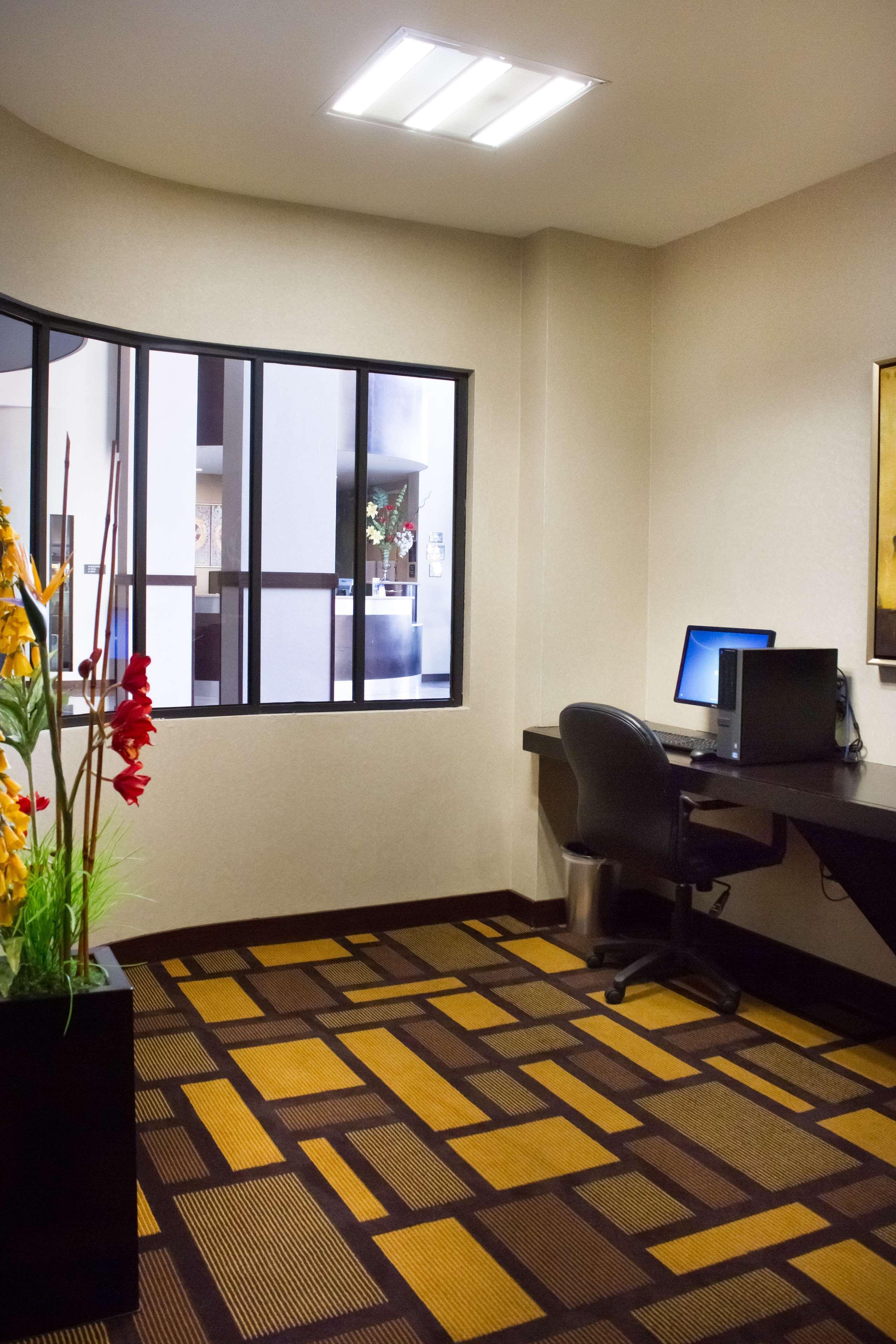 Best Western Premier Monterrey Aeropuerto Eksteriør bilde Business center at the Hilton Garden Inn