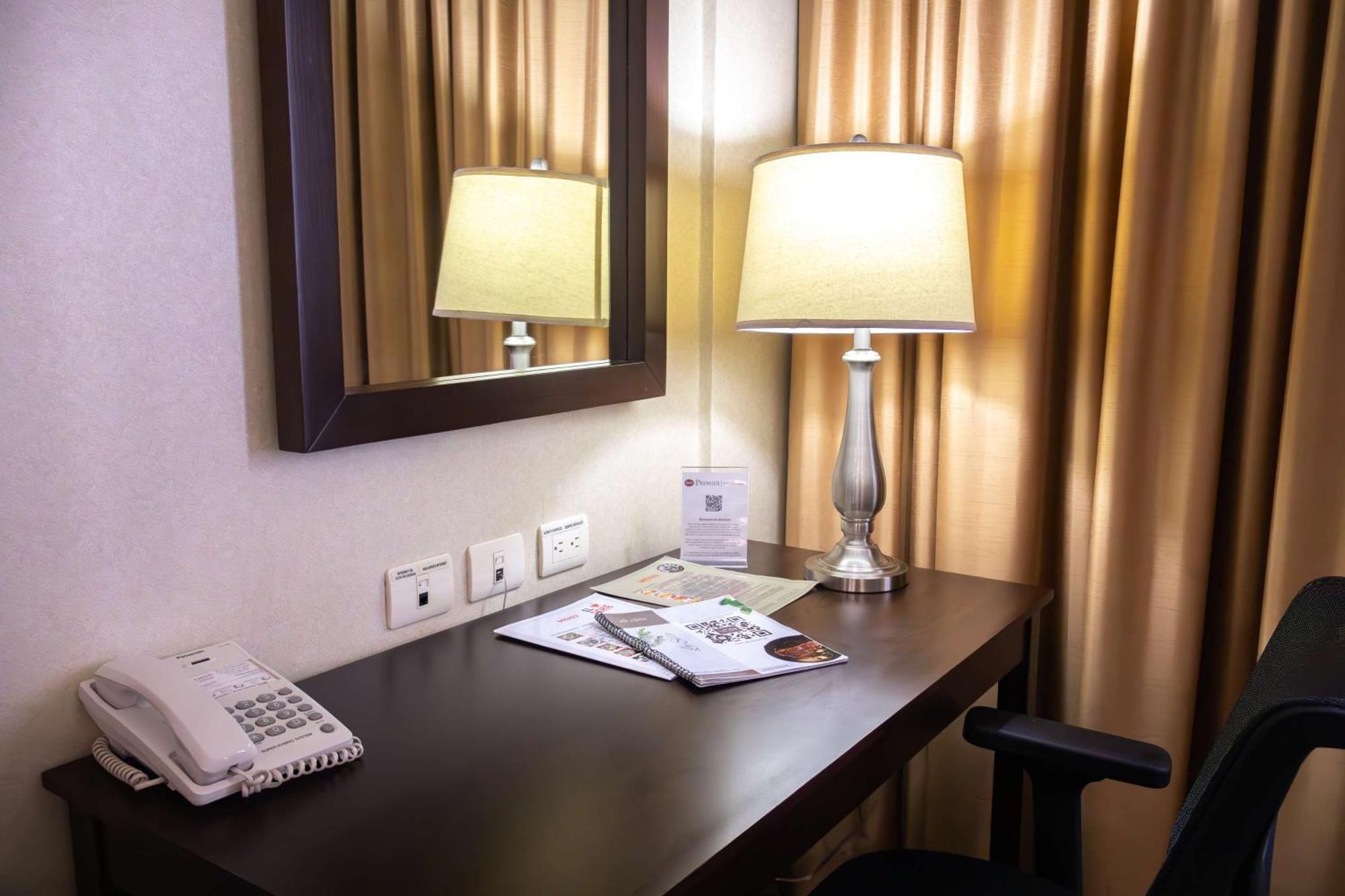 Best Western Premier Monterrey Aeropuerto Eksteriør bilde A work desk in a hotel room