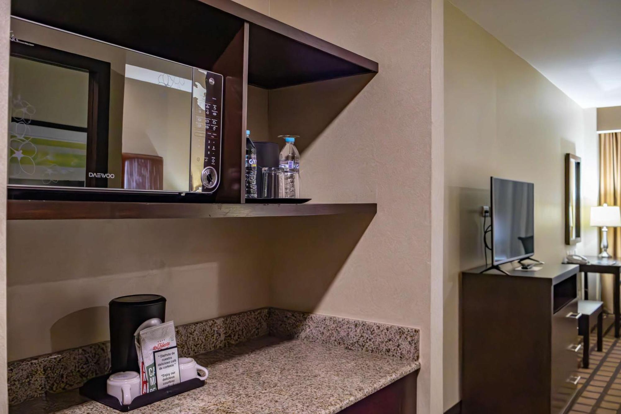 Best Western Premier Monterrey Aeropuerto Eksteriør bilde A microwave in a hotel room