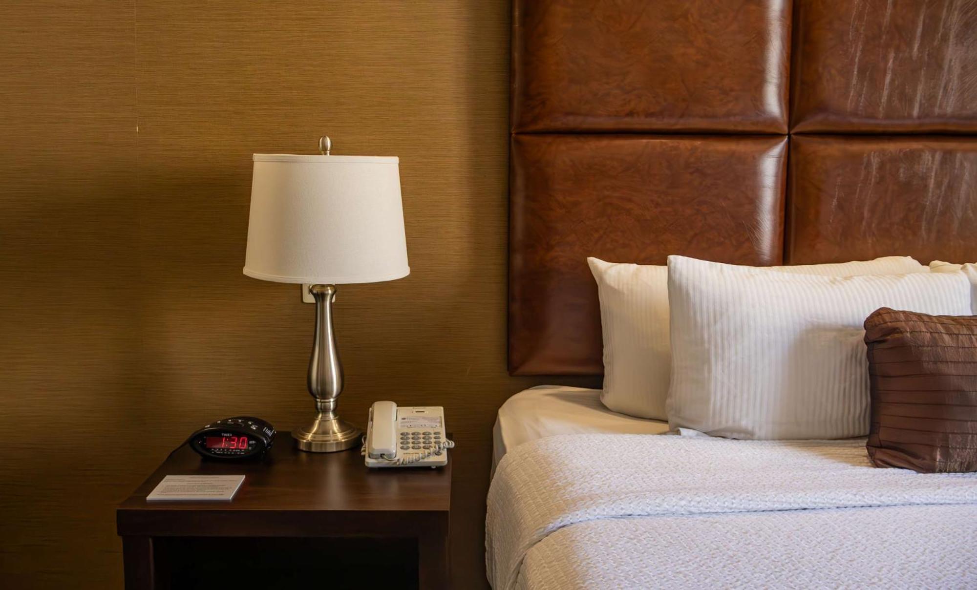 Best Western Premier Monterrey Aeropuerto Eksteriør bilde A lamp on a nightstand