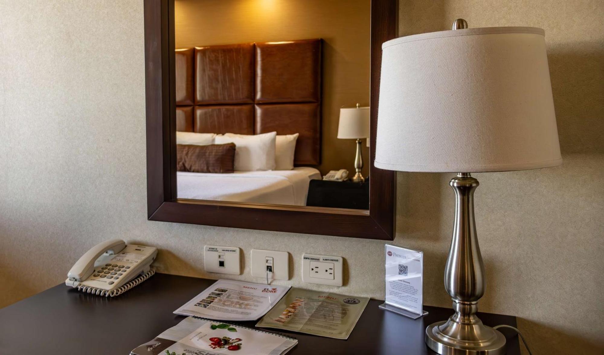 Best Western Premier Monterrey Aeropuerto Eksteriør bilde A lamp on a bedside table