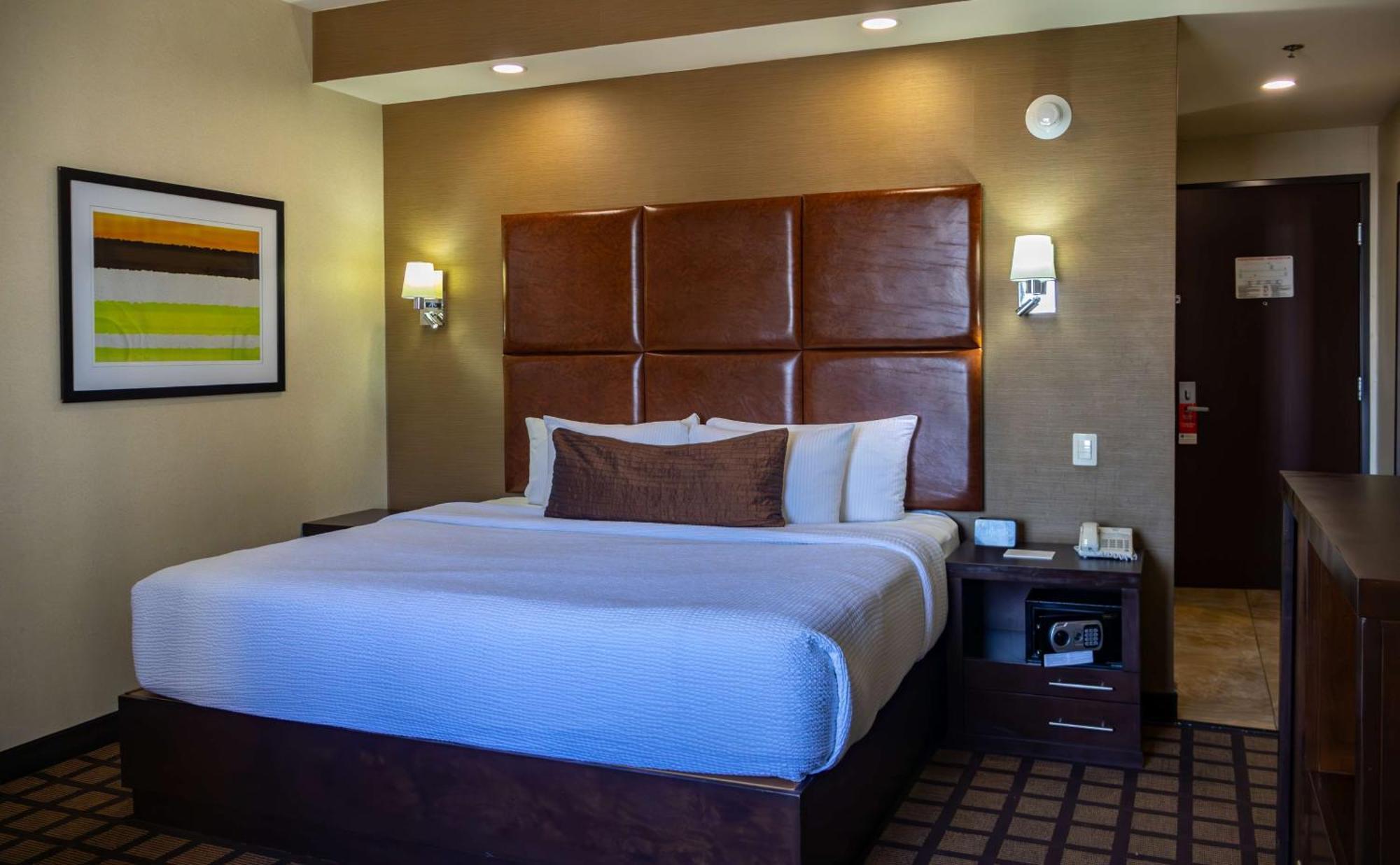 Best Western Premier Monterrey Aeropuerto Eksteriør bilde A typical room at the Hilton Garden Inn
