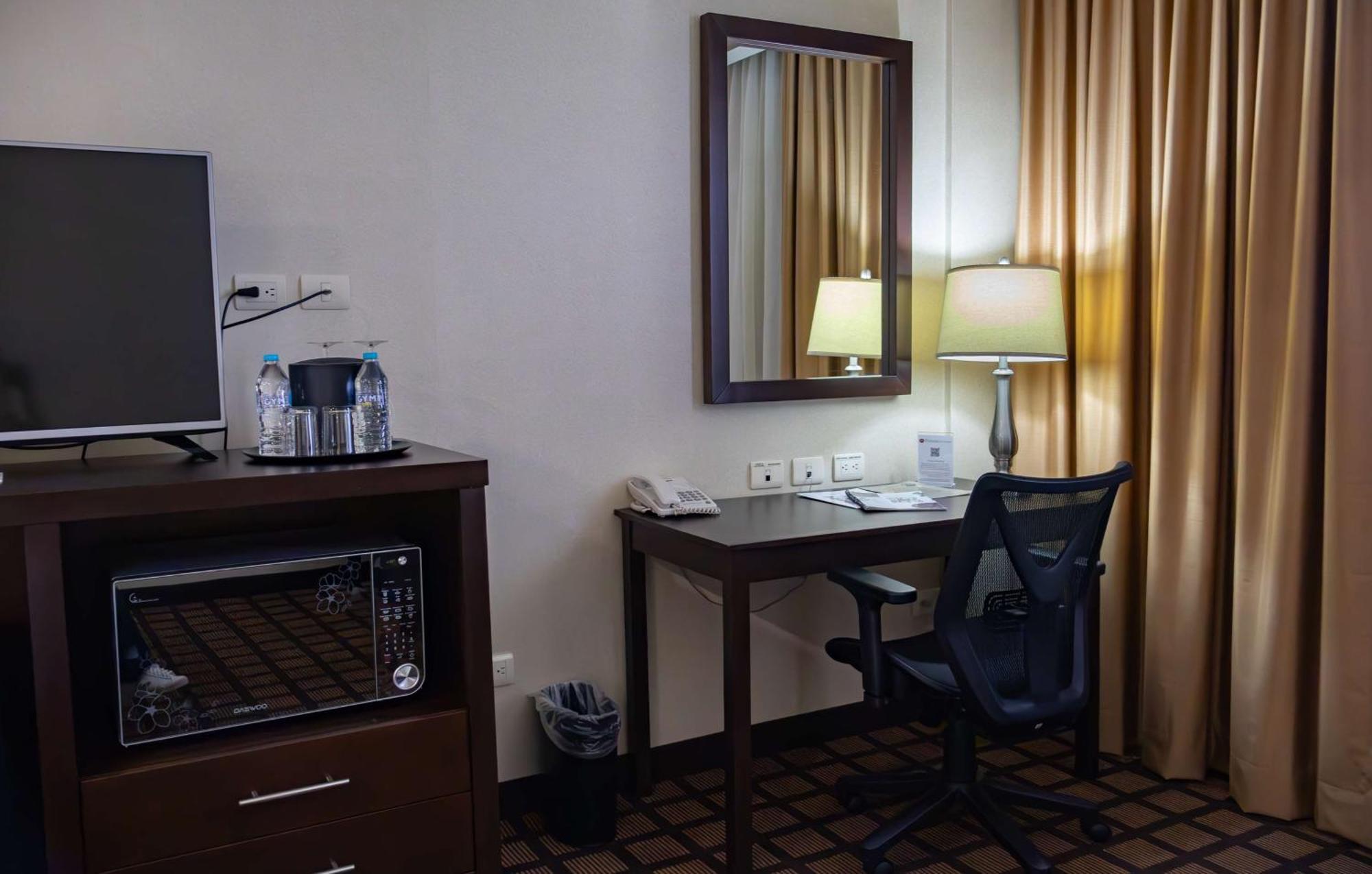 Best Western Premier Monterrey Aeropuerto Eksteriør bilde A typical room at the hotel