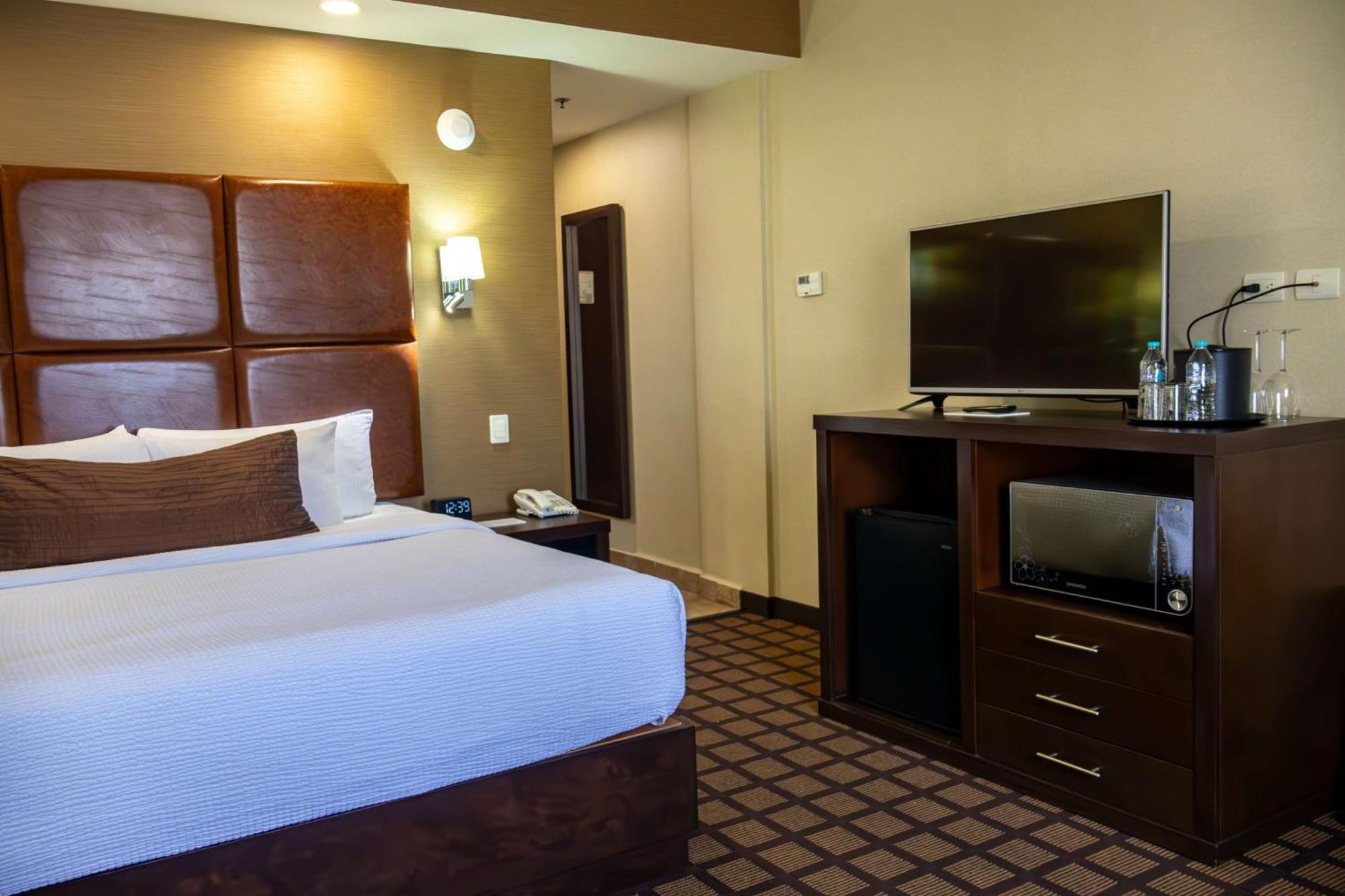 Best Western Premier Monterrey Aeropuerto Eksteriør bilde A room at the Hilton Garden Inn in San Francisco