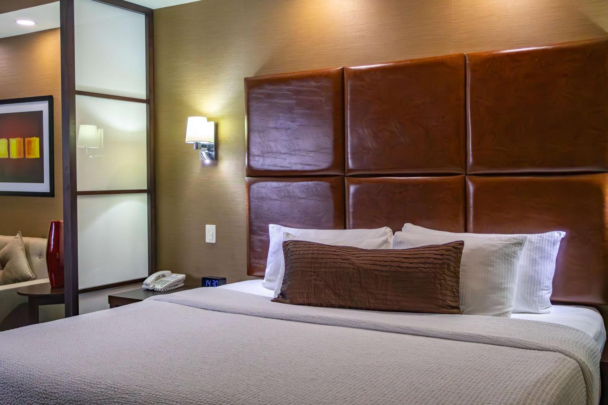Best Western Premier Monterrey Aeropuerto Eksteriør bilde A typical bedroom at the Residence Inn