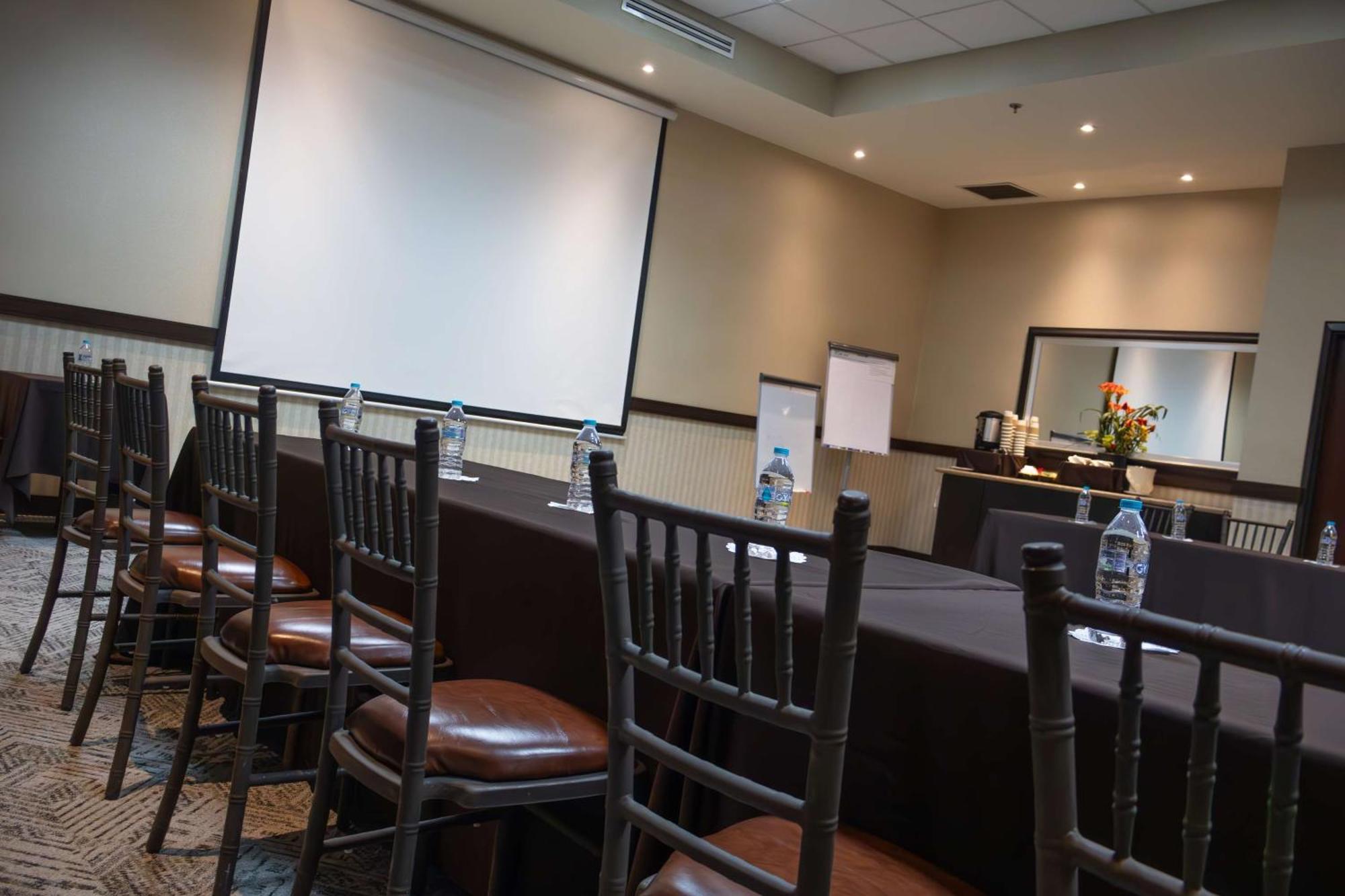 Best Western Premier Monterrey Aeropuerto Eksteriør bilde A meeting room at the hotel