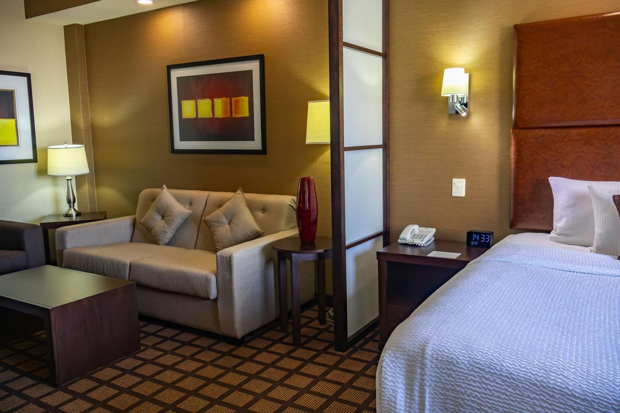 Best Western Premier Monterrey Aeropuerto Eksteriør bilde A typical hotel room at the Residence Inn
