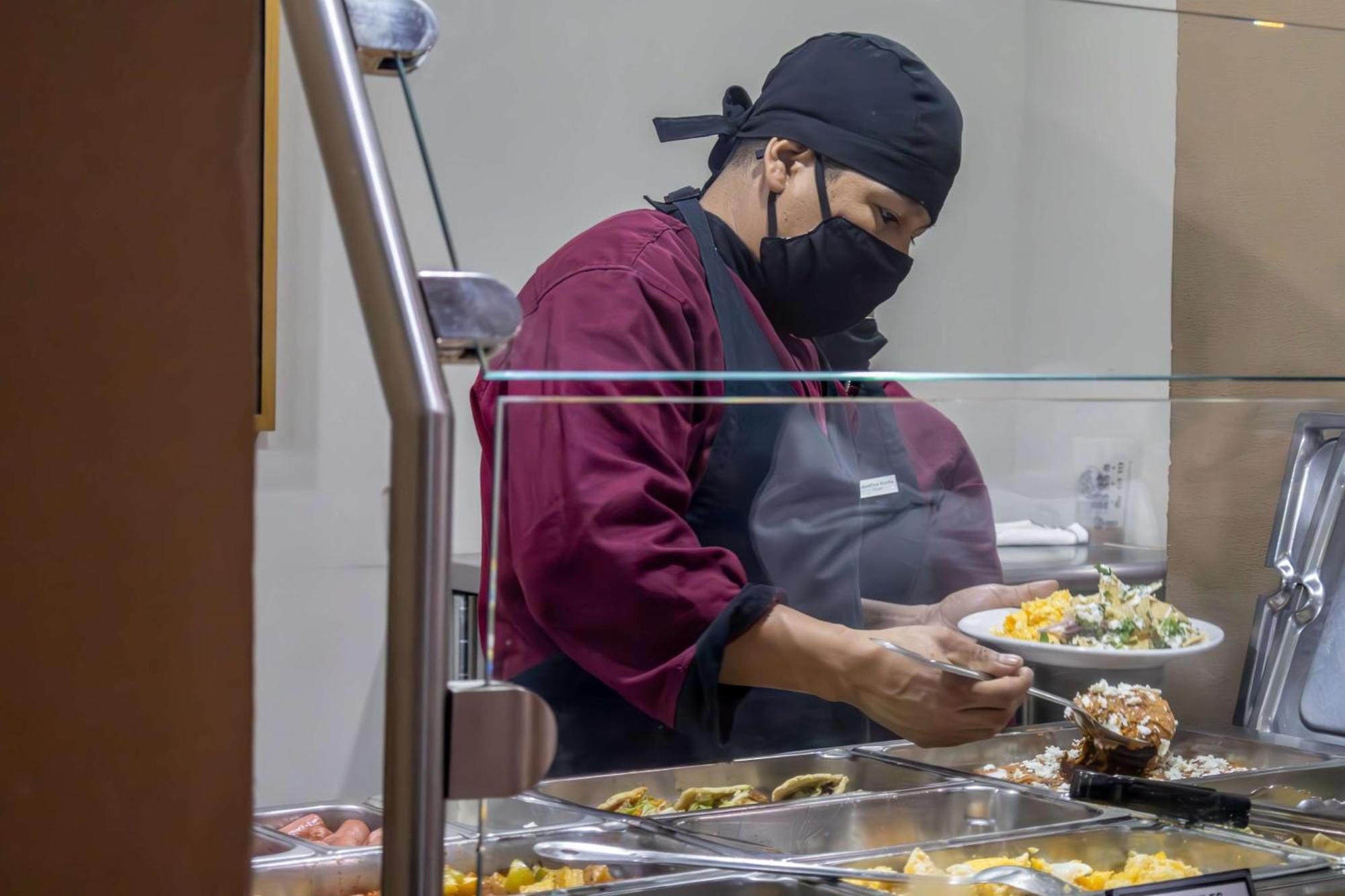 Best Western Premier Monterrey Aeropuerto Eksteriør bilde A cook wearing a face mask at a hospital in New York City