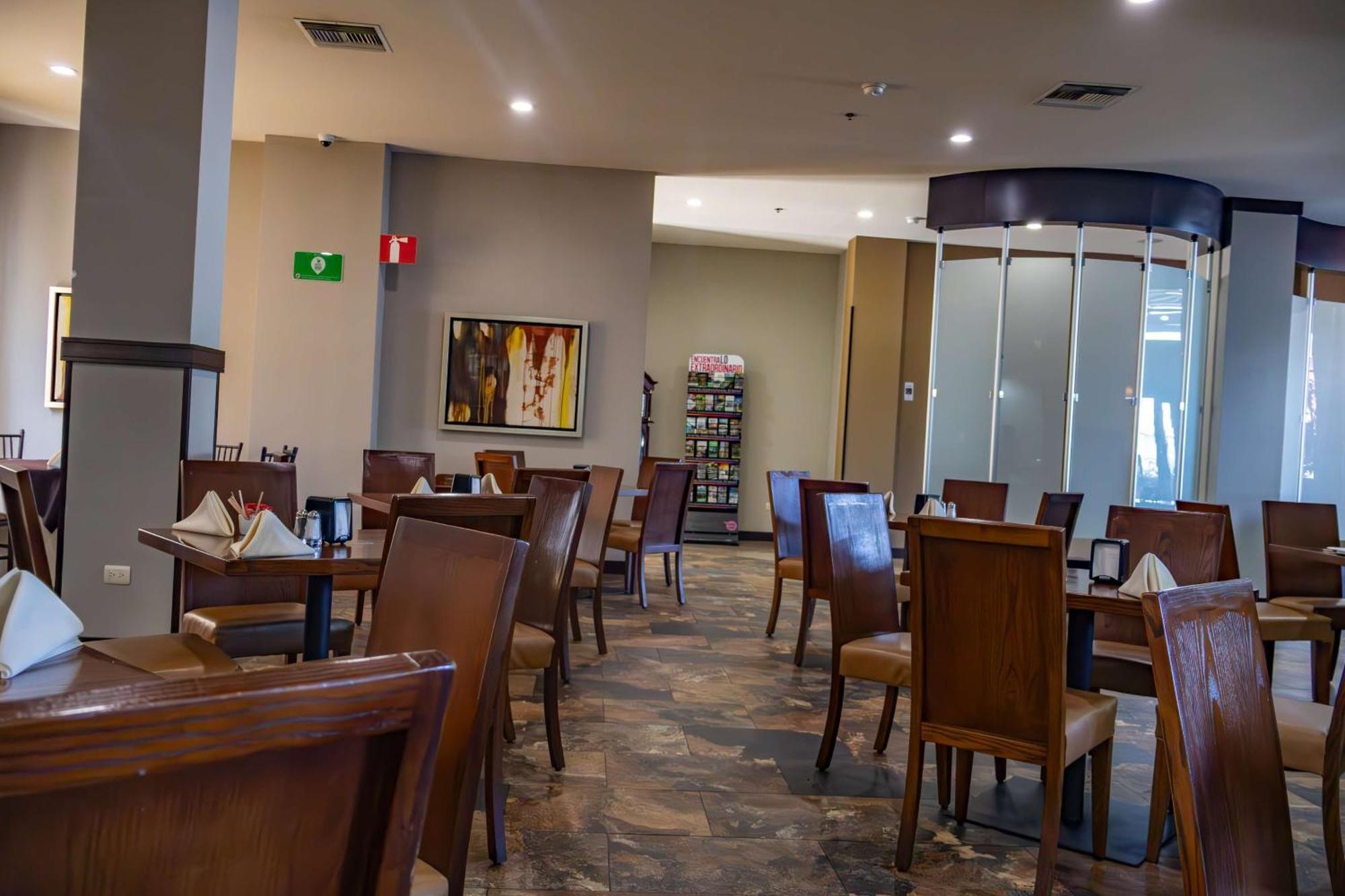 Best Western Premier Monterrey Aeropuerto Eksteriør bilde The interior of the restaurant