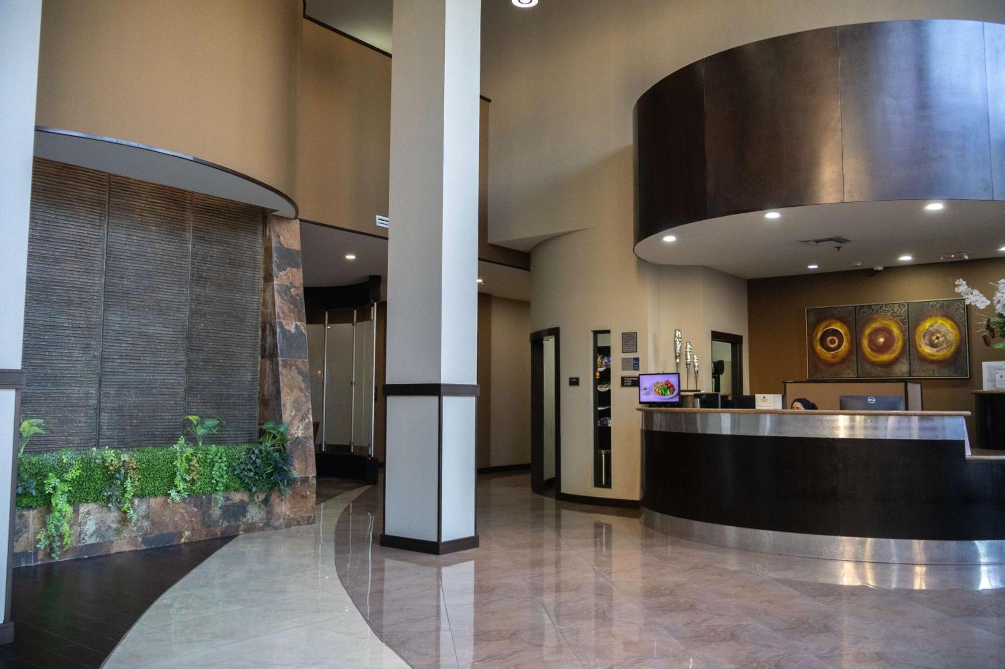 Best Western Premier Monterrey Aeropuerto Eksteriør bilde Interior of the lobby