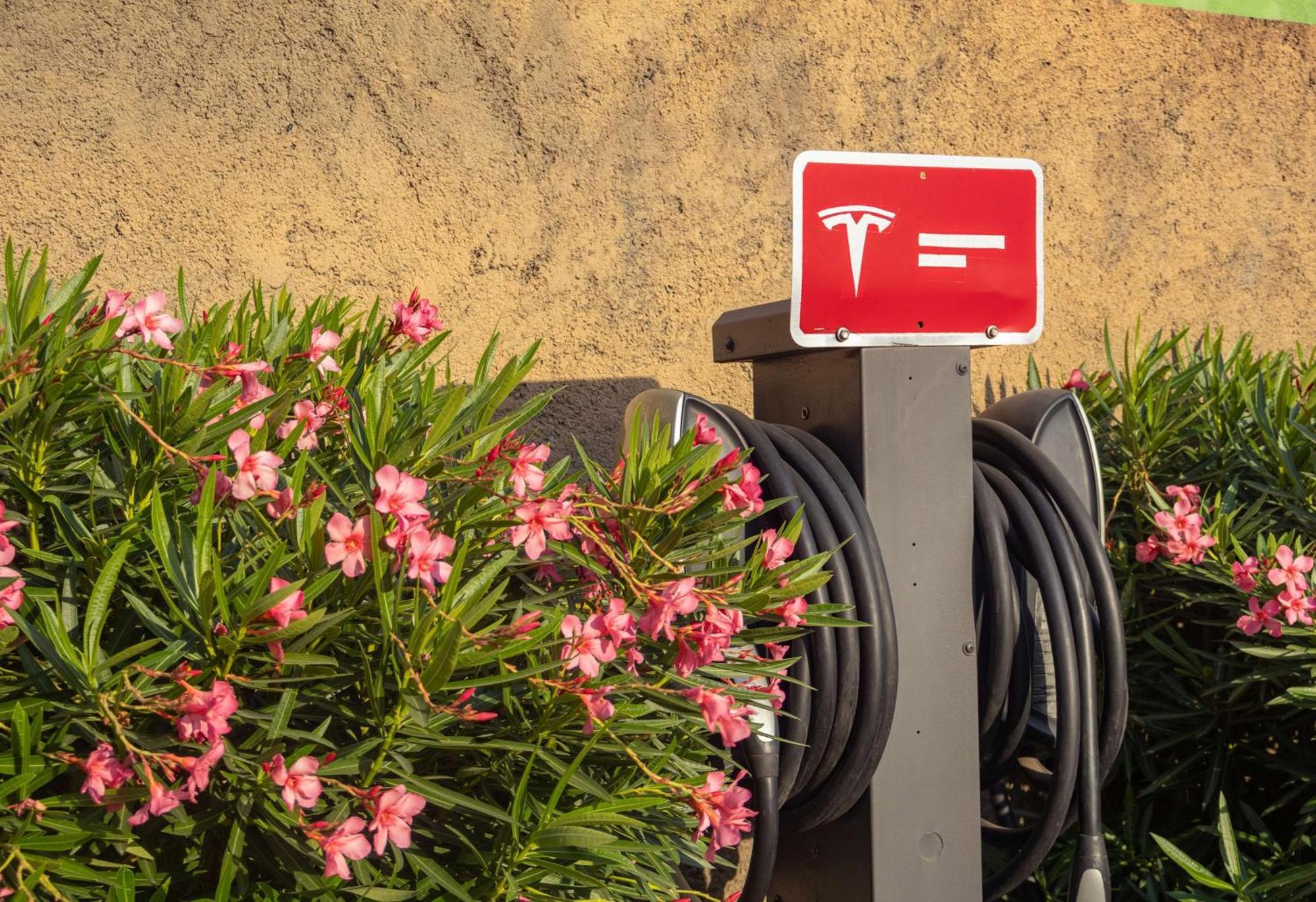 Best Western Premier Monterrey Aeropuerto Eksteriør bilde Tesla Supercharger station in Spain