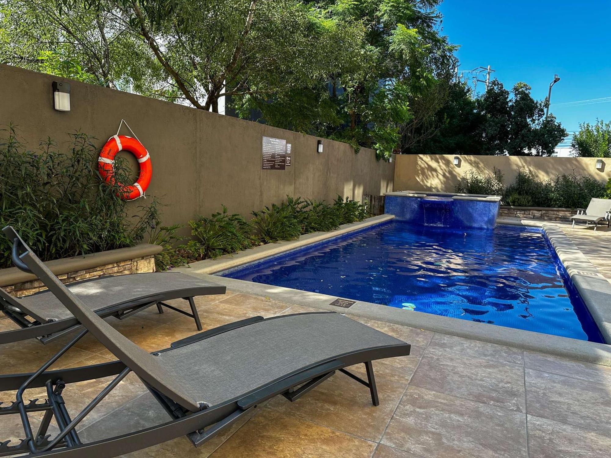 Best Western Premier Monterrey Aeropuerto Eksteriør bilde Swimming pool at the hotel