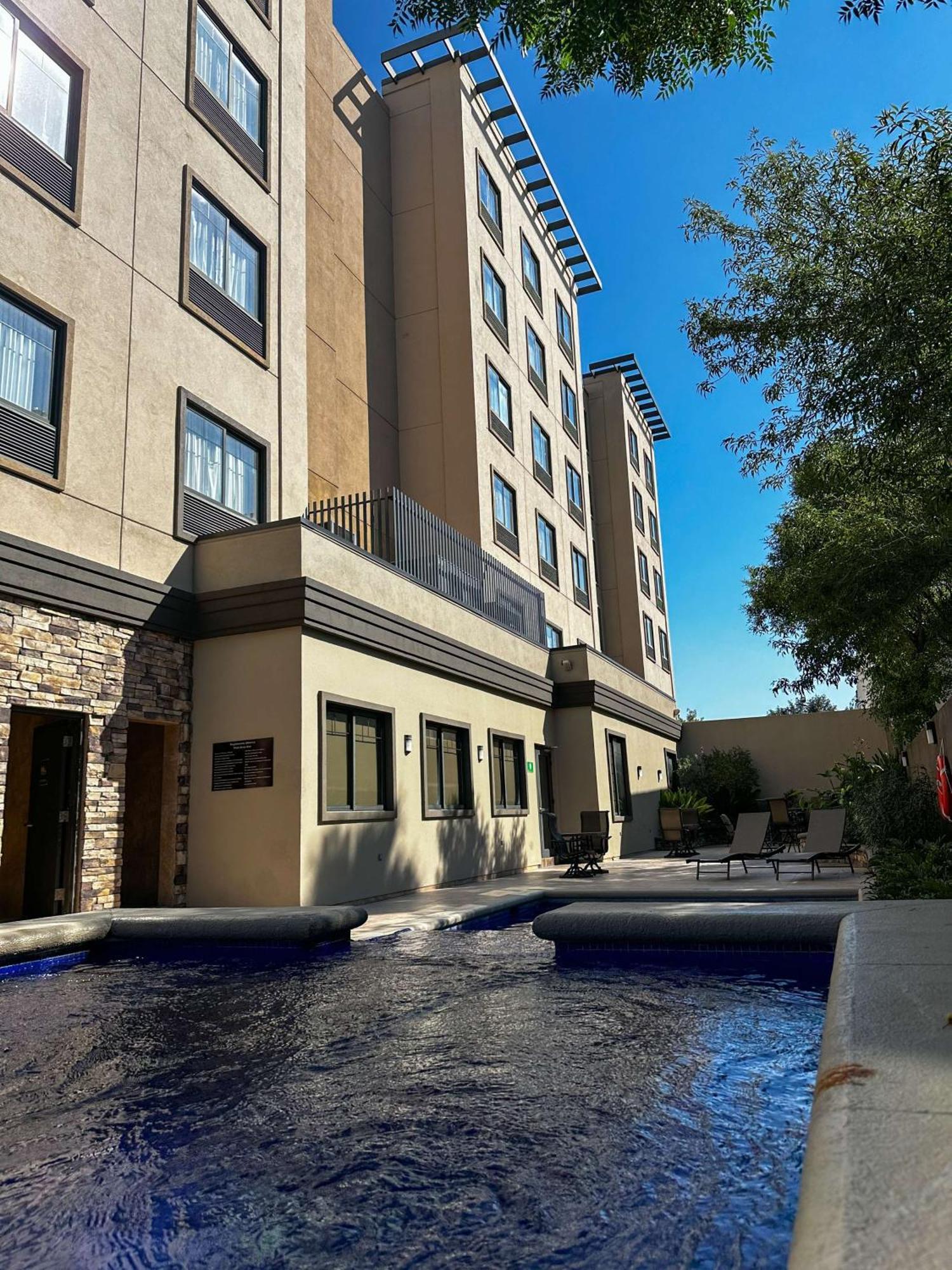 Best Western Premier Monterrey Aeropuerto Eksteriør bilde The hotel's pool