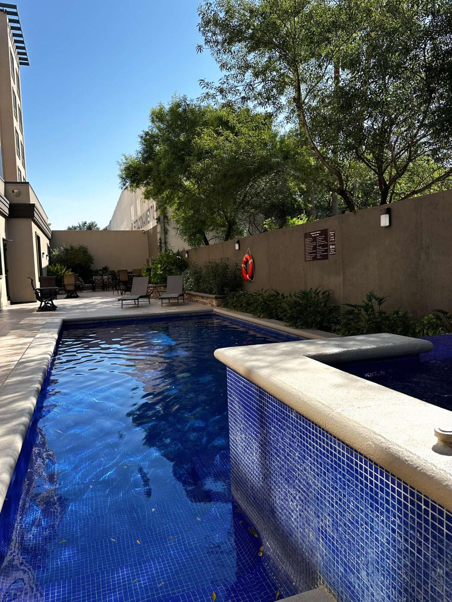 Best Western Premier Monterrey Aeropuerto Eksteriør bilde Swimming pool at the hotel
