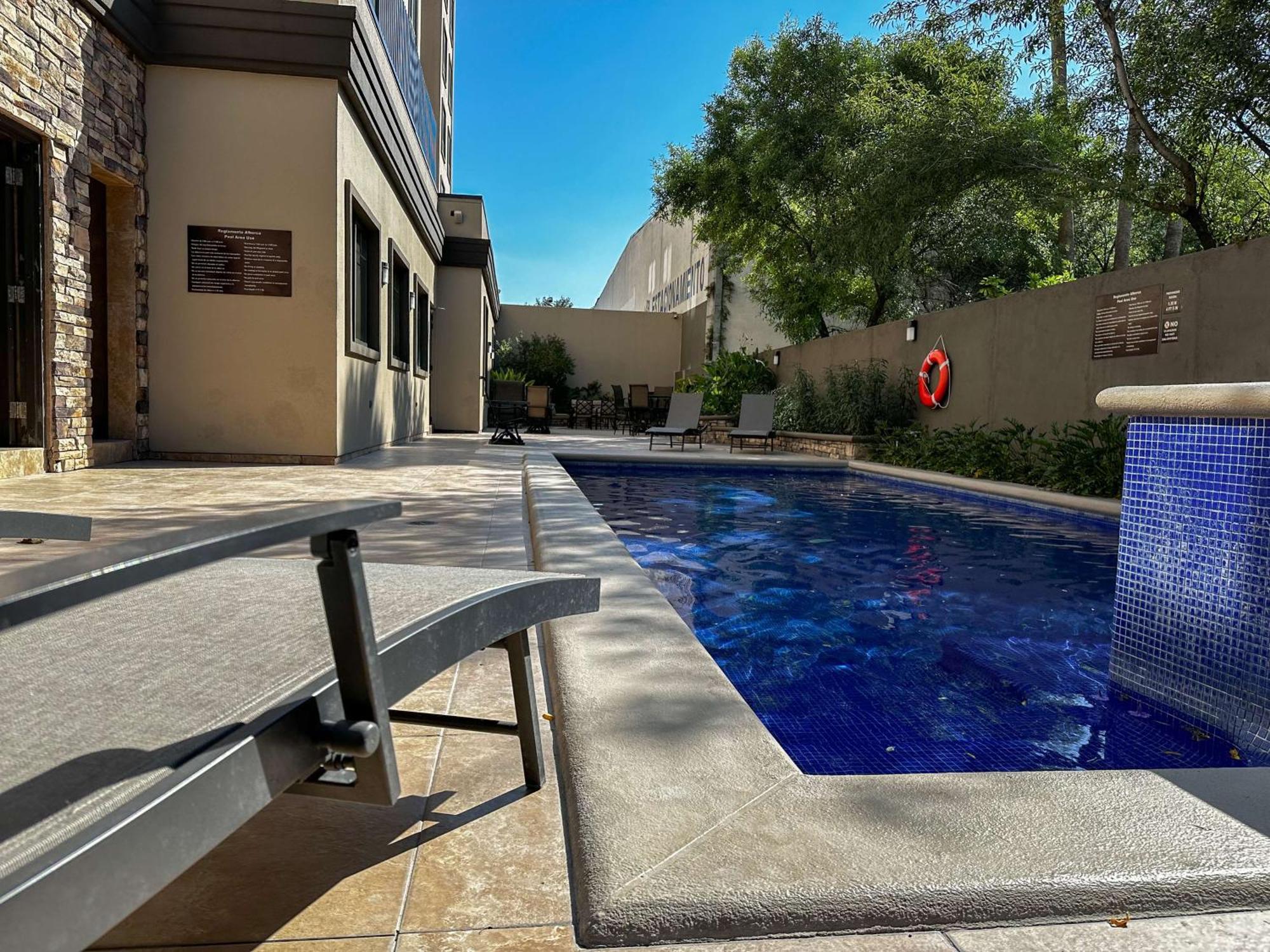 Best Western Premier Monterrey Aeropuerto Eksteriør bilde Swimming pool at the hotel